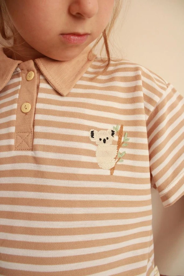 Koyu Bej Çizgili Koala Nakışlı Polo Yaka Şortlu Takım - Resim 5