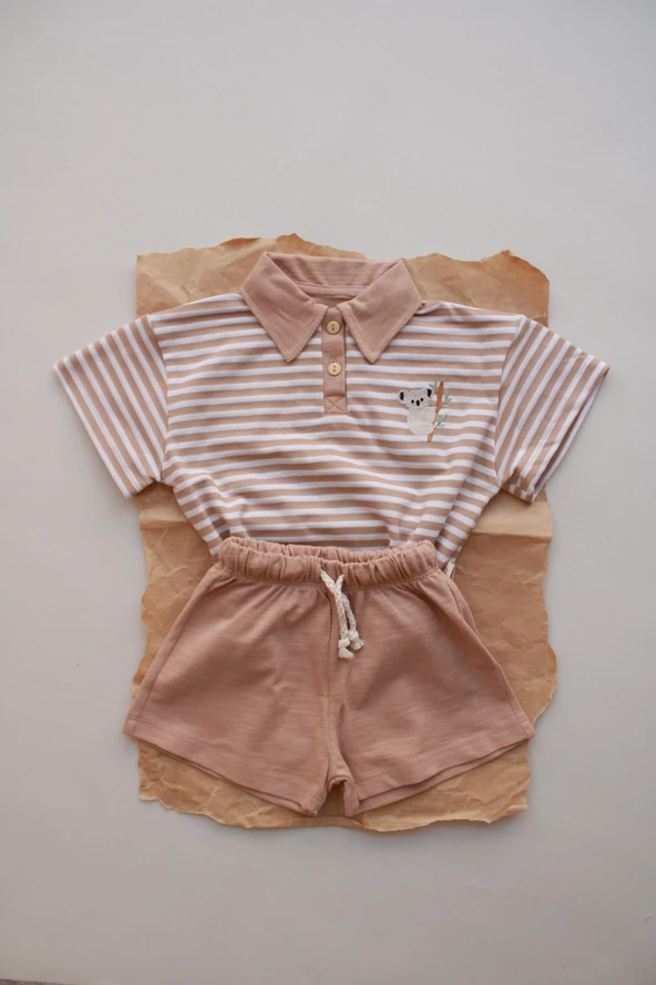 Koyu Bej Çizgili Koala Nakışlı Polo Yaka Şortlu Takım ürün görseli