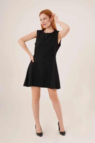 Yanları Zincir Detaylı Sıfır Kol Siyah Mini Elbise - Resim 2