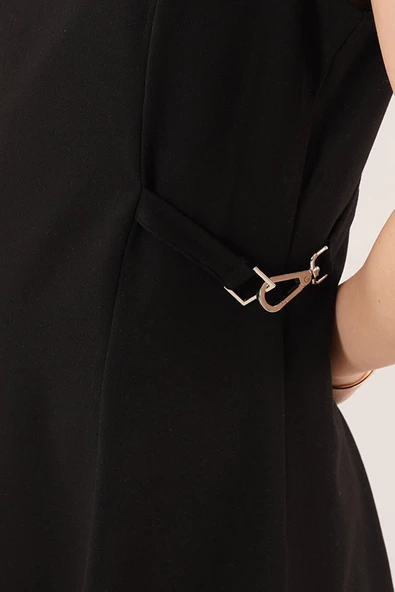 Yanları Zincir Detaylı Sıfır Kol Siyah Mini Elbise - Resim 3