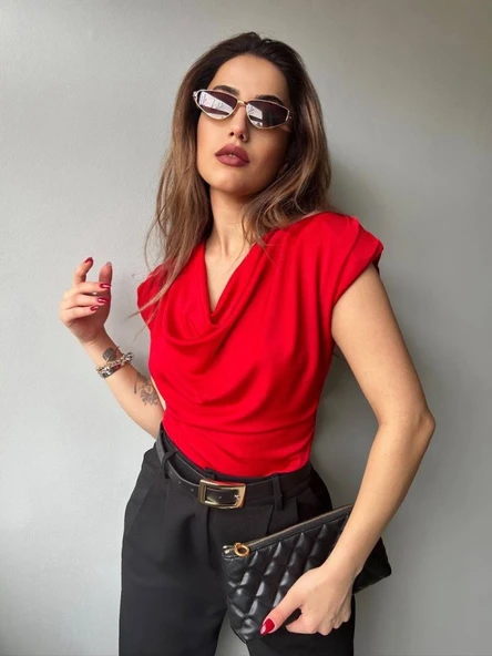 Kadın V Yaka Vatka Detay Kolsuz Dökümlü Bluz - Resim 4