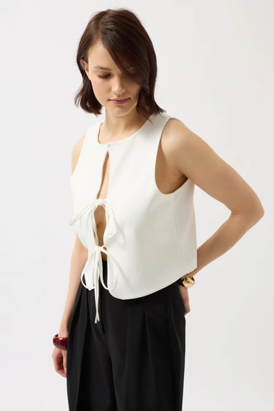 Bağcık Detay Dekolte Bluz - Resim 4