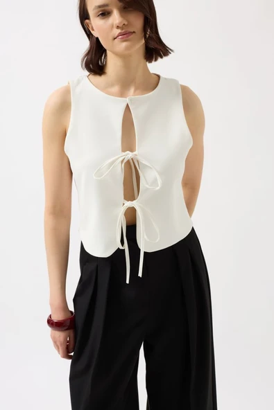 Bağcık Detay Dekolte Bluz ürün görseli