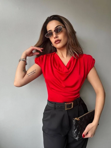 Kadın V Yaka Vatka Detay Kolsuz Dökümlü Bluz ürün görseli