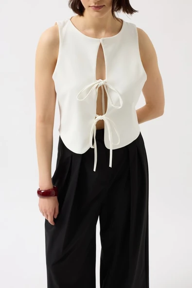 Bağcık Detay Dekolte Bluz - Resim 3