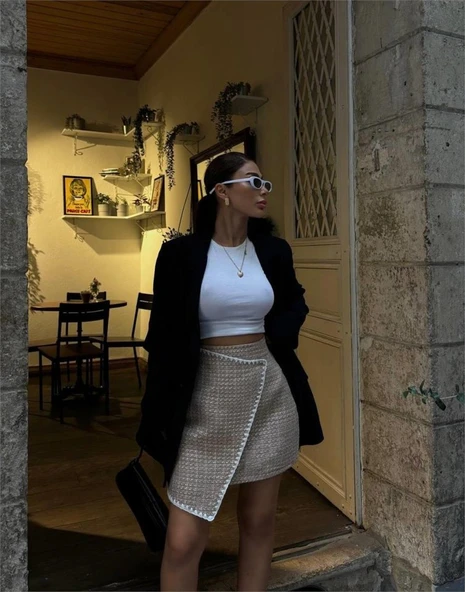 ŞANELKAPAKLI ÇOBAN DİKİŞ DETAYLI KISA ETEK - Bej - Resim 3