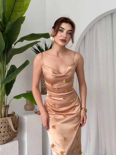 Dora Çiçek Detaylı Elbise ürün görseli