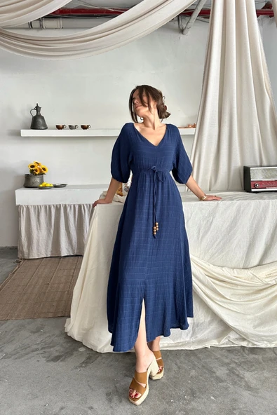 V YAKA BEL BONCUK BAĞLAMALI MÜSLİN ELBİSE YIRTMAÇ DETAYLI - Lacivert ürün görseli