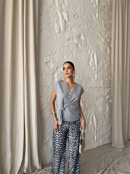 YANDAN BAĞLAMA DETAYLI KOLSUZ BLUZ - Gri - Resim 3