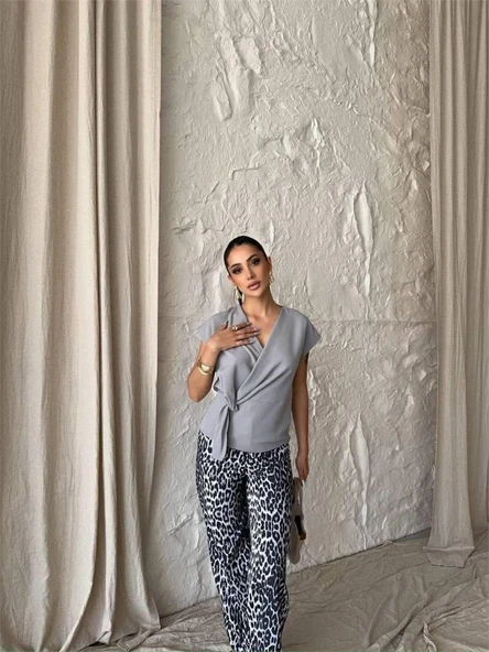 YANDAN BAĞLAMA DETAYLI KOLSUZ BLUZ - Gri - Resim 2