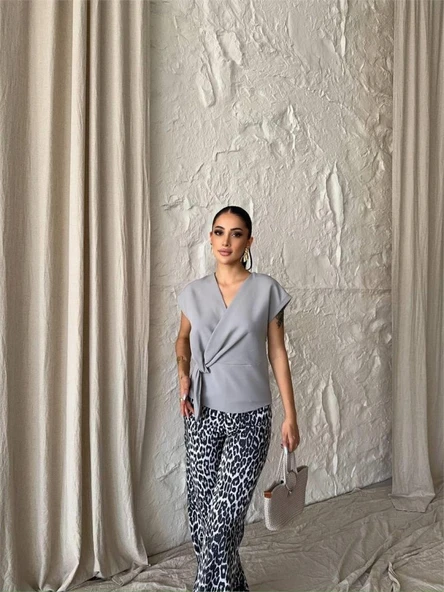 YANDAN BAĞLAMA DETAYLI KOLSUZ BLUZ - Gri ürün görseli