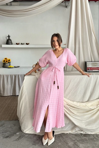 V YAKA BEL BONCUK BAĞLAMALI MÜSLİN ELBİSE YIRTMAÇ DETAYLI - Pembe - Resim 4