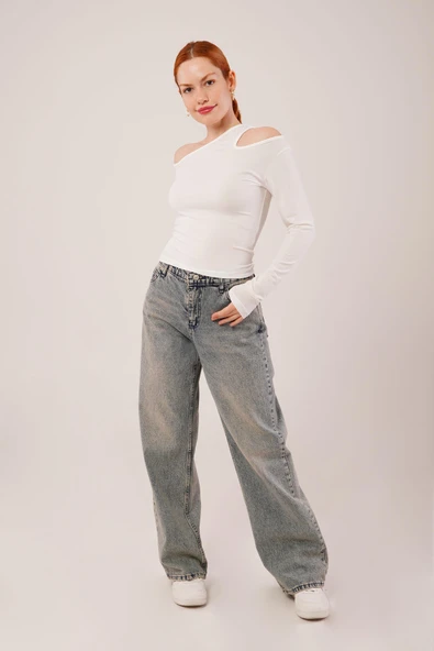 Omuz Dekolte Detaylı Beyaz Bluz - Resim 2