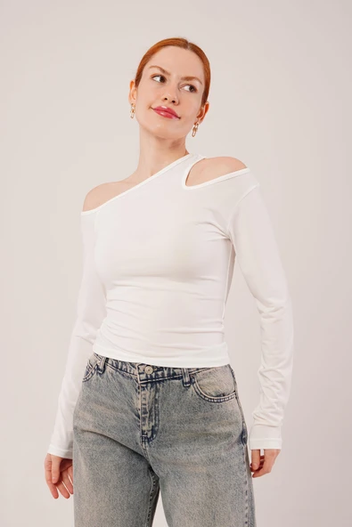 Omuz Dekolte Detaylı Beyaz Bluz ürün görseli