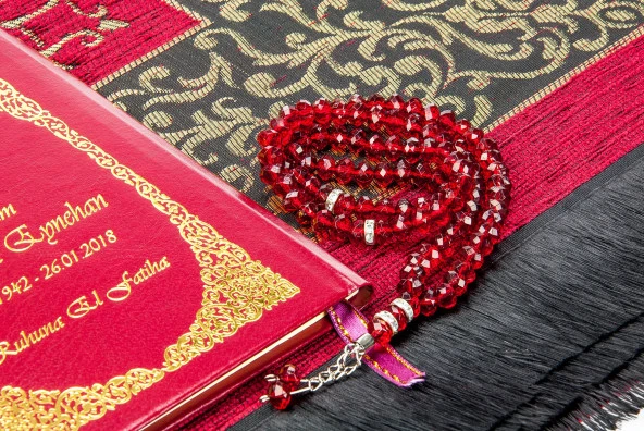 50 ADET - İsim Baskılı Ciltli Yasin Kitabı - Seccadeli - Tesbihli - Kutulu - Kırmızı - Mevlit Hediye Seti - Resim 4