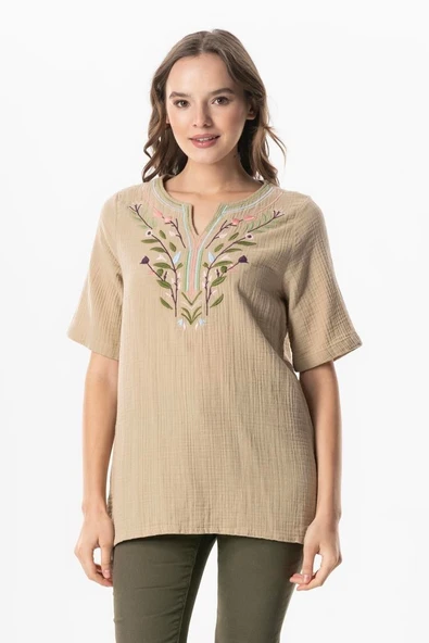 Kısa Kol Çiçek V Yaka Nakışlı Müslin Yazlık Bluz Vizon Vzn 4XL/5XL Vizon - 1