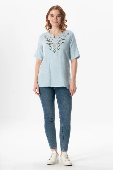 Kısa Kol Çiçek V Yaka Nakışlı Müslin Yazlık Bluz Buz Mavi Bmv 4XL/5XL Buz Mavi - Resim 5