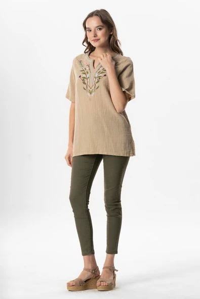 Kısa Kol Çiçek V Yaka Nakışlı Müslin Yazlık Bluz Vizon Vzn 2XL-3XL Vizon - Resim 5