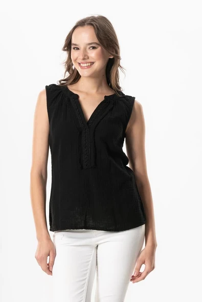 Kolsuz V Yaka Berrin Güpür Detaylı Müslin Yazlık Bluz Siyah Syh 3XL Siyah ürün görseli