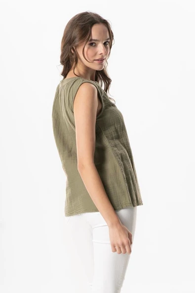 Kolsuz V Yaka Berrin Güpür Detaylı Müslin Yazlık Bluz Haki Hk S Haki - Resim 4
