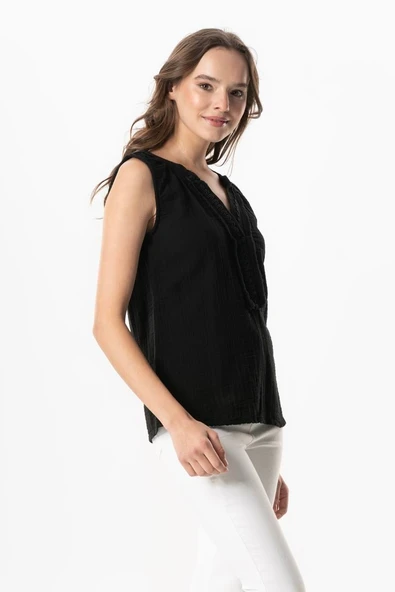Kolsuz V Yaka Berrin Güpür Detaylı Müslin Yazlık Bluz Siyah Syh L Siyah - Resim 4