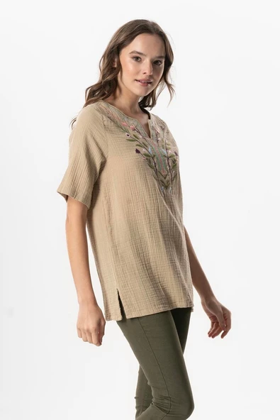 Kısa Kol Çiçek V Yaka Nakışlı Müslin Yazlık Bluz Vizon Vzn 2XL-3XL Vizon - Resim 4