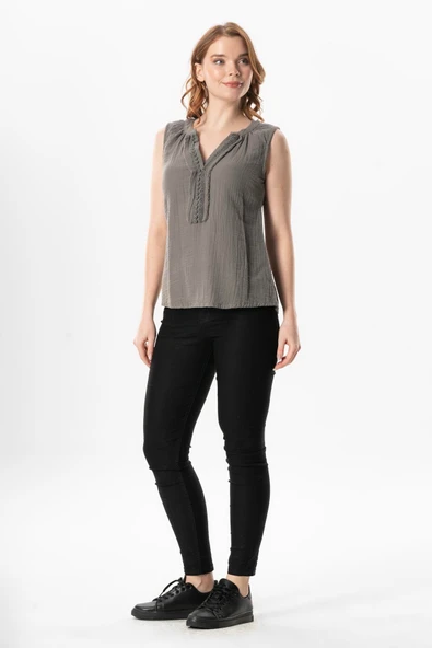 Kolsuz V Yaka Berrin Güpür Detaylı Müslin Yazlık Bluz Gri Gri 2XL Gri - Resim 5