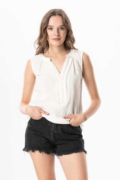 Kolsuz V Yaka Berrin Güpür Detaylı Müslin Yazlık Bluz Kırık Beyaz KrkByz L Kırık Beyaz ürün görseli