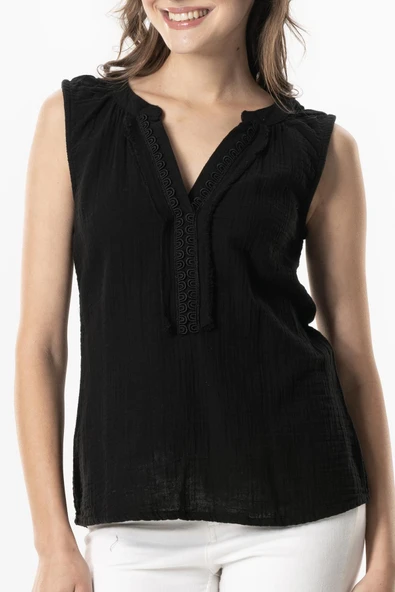 Kolsuz V Yaka Berrin Güpür Detaylı Müslin Yazlık Bluz Siyah Syh L Siyah - Resim 3