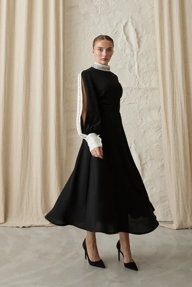 Siyah Yaka Ve Kolları Taşlı Elbise - Resim 3