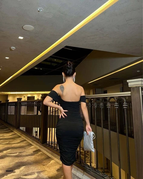 Kadın Madonna Yaka Sandy Kumaş Büzgü Detay Midi Boy Elbise - Resim 3