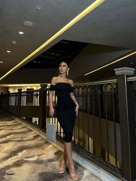 Kadın Madonna Yaka Sandy Kumaş Büzgü Detay Midi Boy Elbise ürün görseli 1