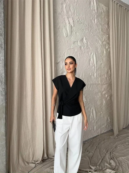 YANDAN BAĞLAMA DETAYLI KOLSUZ BLUZ - Siyah ürün görseli 1