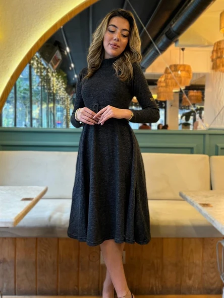 Kadın Uzun Kollu Balıkçı Yaka Kemer Detaylı Yumoş Midi Elbise ürün görseli 1