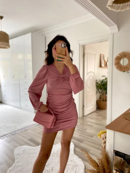 Kadın Uzun Kollu V Yakalı Yanlardan Büzgülü Kısa Sandy Elbise - Resim 8