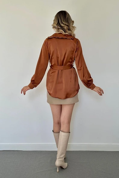 Kahverengi Yakası Fırfırlı Kuşaklı Saten Gömlek - Resim 4