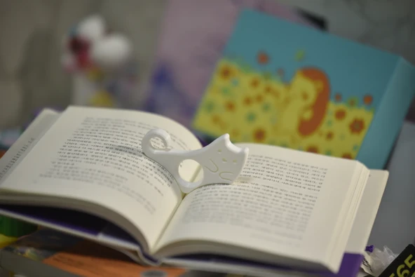 Kedi Tasarımlı Kitap Tutucu Yüzük  Sayfa Açık Tutucu (BEYAZ)  Okuma Yardımcısı  Parmak Sayfa Sabitleyici - 1