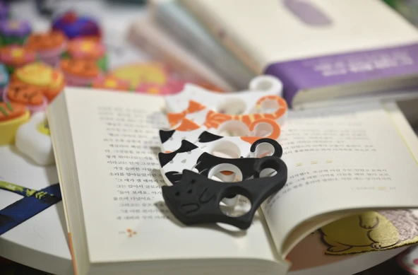 Kedi Tasarımlı Kitap Tutucu (SİYAH) Yüzük  Sayfa Açık Tutucu  Okuma Yardımcısı  Parmak Sayfa Sabitleyici - 2