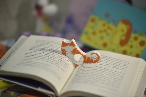 Kedi Tasarımlı Kitap Tutucu Yüzük  Sayfa Açık Tutucu (Turuncu-Beyaz) Okuma Yardımcısı  Parmak Sayfa Sabitleyici - 1