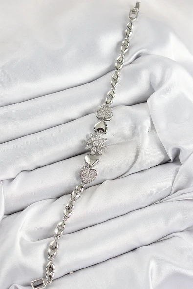 Pirinç Zirkon Taşlı Kalp Detaylı Çiçek Model Gümüş Renk Kadın Bileklik - Resim 2