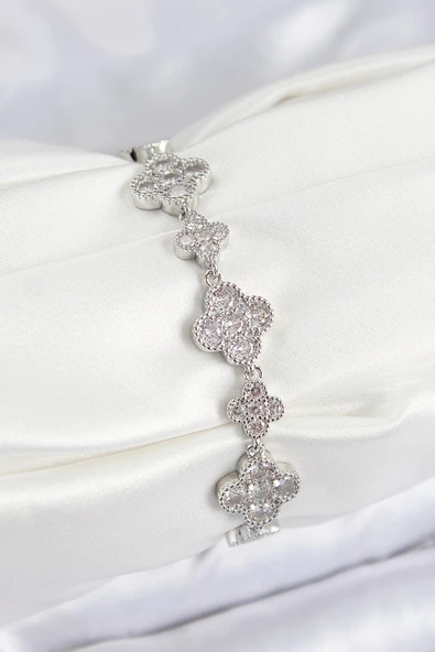 Pirinç Zirkon Taşlı Yonca Model Gümüş Renk VIP Seri Kadın Bileklik ürün görseli