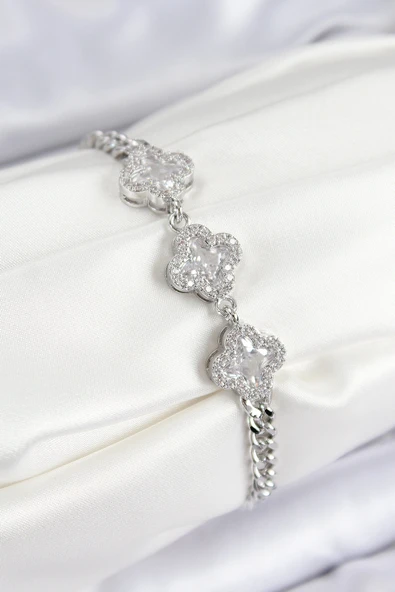 Pirinç Zirkon Taşlı Yonca Model Gümüş Renk Kadın Bileklik ürün görseli 1