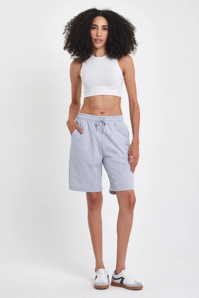 Kadın Rahat Kesim Beli Lastikli Mevsimlik Yumuşak Kumaş Cepli Gri Uzun Bermuda Şort MTLCB91-Gri - Resim 4