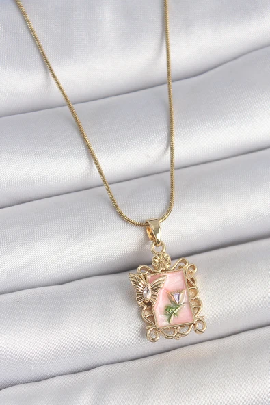 316L Çelik Gold Renk Zincir Pembe Mineli Çiçek İşlemeli Zirkon Taşlı Kelebek Detay Portre Model Kadın Kolye ürün görseli 1