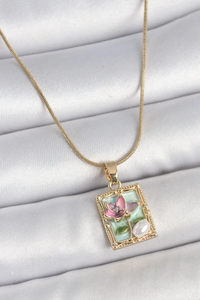 316L Çelik Gold Renk Zincir Mavi Mineli Çiçek İşlemeli İnci Detay Portre Model Kadın Kolye ürün görseli 1