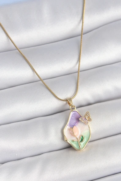 316L Çelik Gold Renk Zincir Damla Mix Renk Mineli Çiçek İşlemeli Kelebek Detay Portre Model Kadın Kolye ürün görseli 1