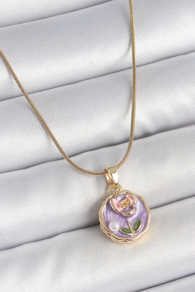 316L Çelik Gold Renk Zincir Mor Minimal Çiçek İşlemeli İnci Detay Portre Model Kadın Kolye ürün görseli 1