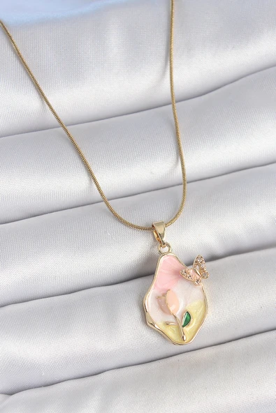 316L Çelik Gold Renk Zincir Damla Mix Renk Çiçek İşlemeli Kelebek Detay Portre Model Kadın Kolye ürün görseli 1