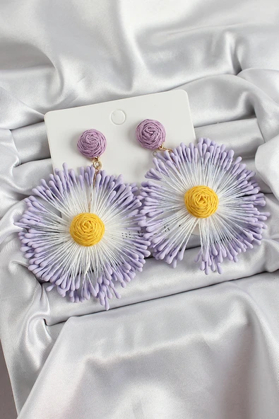 Mor Püsküllü Papatya Figürlü Hasır Örgü Model Gold Renk Kadın Küpe ürün görseli 1