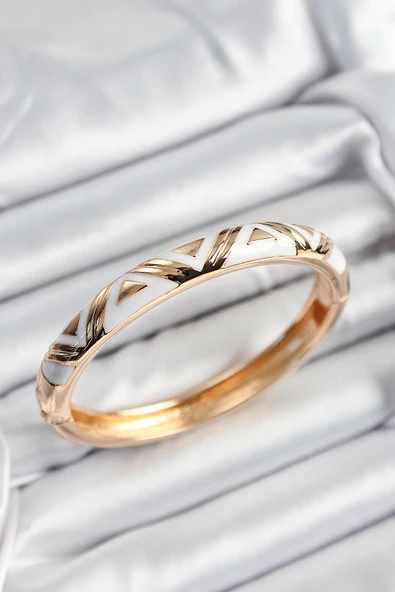 Mineli Pirinç Beyaz Üçgen Motifli Gold Renk Kadın Kelepçe ürün görseli 1